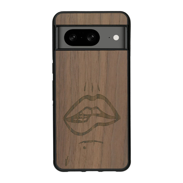 Coque de protection en bois véritable fabriquée en France pour Google Pixel 8 représentant de manière minimaliste une bouche de féminine se mordant le coin de la lèvre de manière sensuelle dessinée à la main par l'artiste Maud Dabs