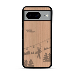 Coque de protection en bois véritable fabriquée en France pour  sur le thème de la montagne, du ski et de la neige avec un motif représentant une paire de ski plantée dans la neige avec en fond des montagnes enneigées