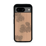 Coque de protection en bois véritable fabriquée en France pour  sur le thème de la nature des arbres avec un motif de gravure représentant des épines de sapin et des pommes de pin