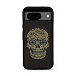 Coque de protection en bois véritable fabriquée en France pour  alliant du chêne fumé avec du métal argenté et doré représentant une tête de mort mexicaine sur le thème Dia de los Muertos