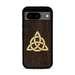 Coque de protection en bois véritable fabriquée en France pour  alliant du chêne fumé et du bambou représentant une triquetra