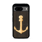Coque de protection en bois véritable fabriquée en France pour  sur le thème nautique avec un bois clair et un bois foncé représentant une ancre de bateau