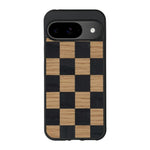 Coque de protection en bois véritable fabriquée en France pour Google Pixel 8A alliant plusieurs essences de bois pour représenter un damier
