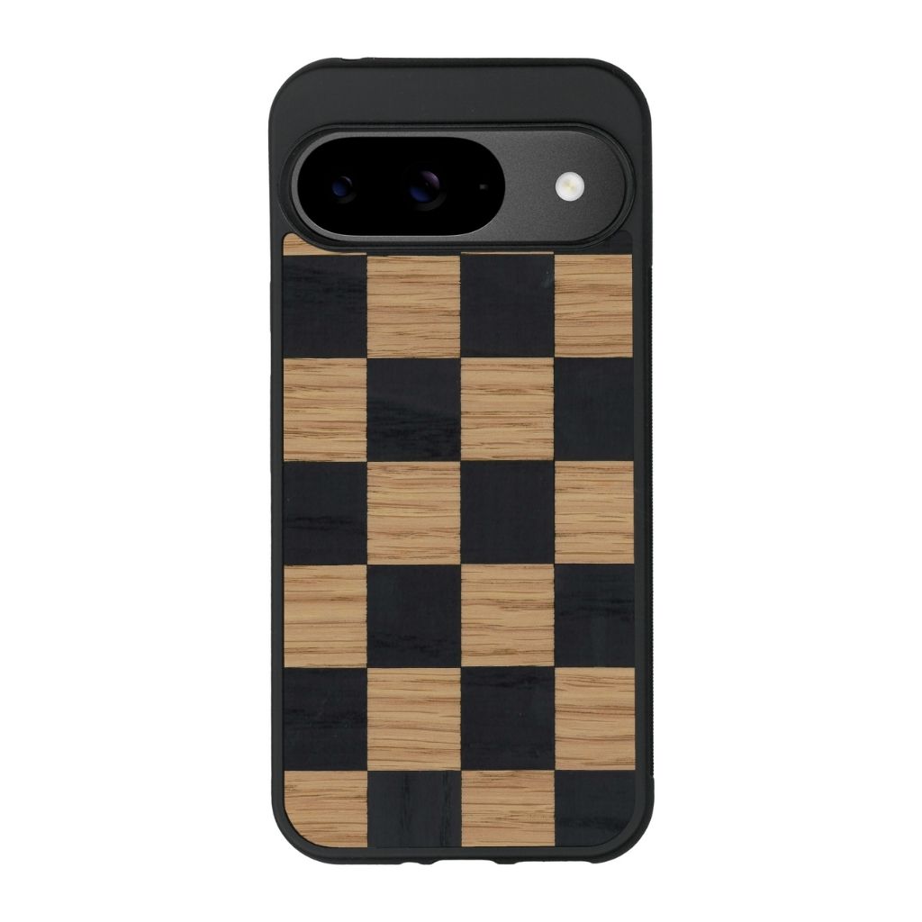 Coque de protection en bois véritable fabriquée en France pour Google Pixel 8A alliant plusieurs essences de bois pour représenter un damier