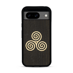 Coque de protection en bois véritable fabriquée en France pour  alliant du chêne fumé et du bambou et doré représentant un triskell