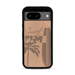 Coque de protection en bois véritable fabriquée en France pour  sur le thème chill avec un motif représentant une silouhette tenant une planche de surf sur une plage entouré de palmiers et les mots "Surf Time Long Beach Miami"