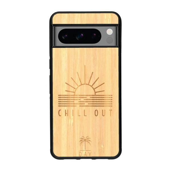 Coque de protection en bois véritable fabriquée en France pour Google Pixel 8pro sur le thème chill avec un motif représentant un couché de soleil sur l'océan et la phrase "Chill out"
