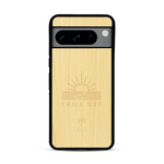 Coque de protection en bois véritable fabriquée en France pour  sur le thème chill avec un motif représentant un couché de soleil sur l'océan et la phrase "Chill out"