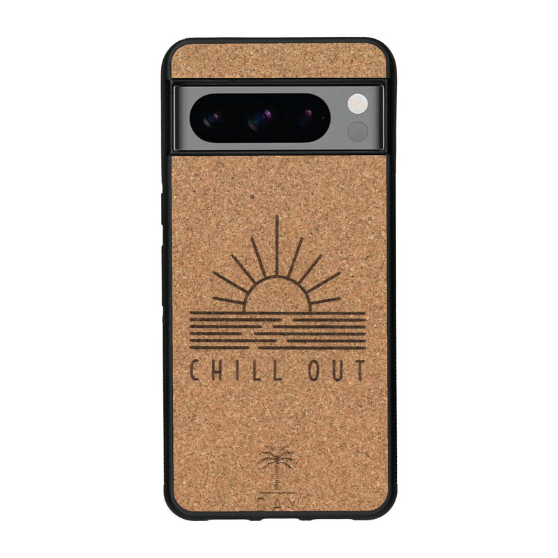 Coque de protection en bois véritable fabriquée en France pour Google Pixel 8pro sur le thème chill avec un motif représentant un couché de soleil sur l'océan et la phrase "Chill out"