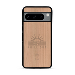 Coque de protection en bois véritable fabriquée en France pour  sur le thème chill avec un motif représentant un couché de soleil sur l'océan et la phrase "Chill out"