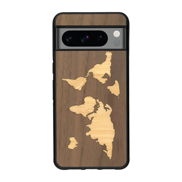 Coque de protection en bois véritable fabriquée en France pour Google Pixel 8pro alliant du bambou et du noyer sur le thème du voyage et de l'aventure représentant une mappemonde