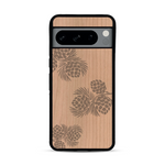 Coque de protection en bois véritable fabriquée en France pour  sur le thème de la nature des arbres avec un motif de gravure représentant des épines de sapin et des pommes de pin