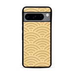 Coque de protection en bois véritable fabriquée en France pour  baptisée "La Sinjak" avec un motif de gravure abstrait représentant la répétition d'un symbole wifi
