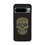 Coque de protection en bois véritable fabriquée en France pour  alliant du chêne fumé avec du métal argenté et doré représentant une tête de mort mexicaine sur le thème Dia de los Muertos