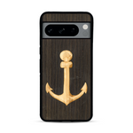 Coque de protection en bois véritable fabriquée en France pour  sur le thème nautique avec un bois clair et un bois foncé représentant une ancre de bateau