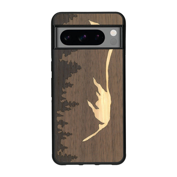 Coque de protection en bois véritable fabriquée en France pour Google Pixel 8pro sur le thème de la nature et de la montagne qui allie du chêne fumé, du noyer et du bambou représentant le mont mézenc