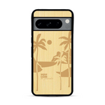 Coque de protection en bois véritable fabriquée en France pour  sur le thème des voyages en vans, vanlife et chill avec une gravure représentant un van vw combi devant le soleil couchant sur une plage avec des vagues