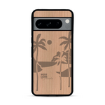 Coque de protection en bois véritable fabriquée en France pour  sur le thème des voyages en vans, vanlife et chill avec une gravure représentant un van vw combi devant le soleil couchant sur une plage avec des vagues