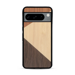 Coque de protection en bois véritable fabriquée en France pour  alliant du merisier, du noyer et du bambou formant chacun deux triangles et un trapèze avec deux jointures en diagonale sur le thème de l'art abstrait