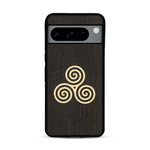 Coque de protection en bois véritable fabriquée en France pour  alliant du chêne fumé et du bambou et doré représentant un triskell