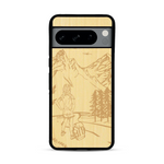 Coque de protection en bois véritable fabriquée en France pour  sur le thème de la randonnée en montagne et de l'aventure avec une gravure représentant une femme de dos face à un paysage de nature