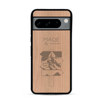 Coque de protection en bois véritable fabriquée en France pour  sur le thème de la nature et des arbres avec une gravure représentant une pomme de pin et la phrase "made by nature"