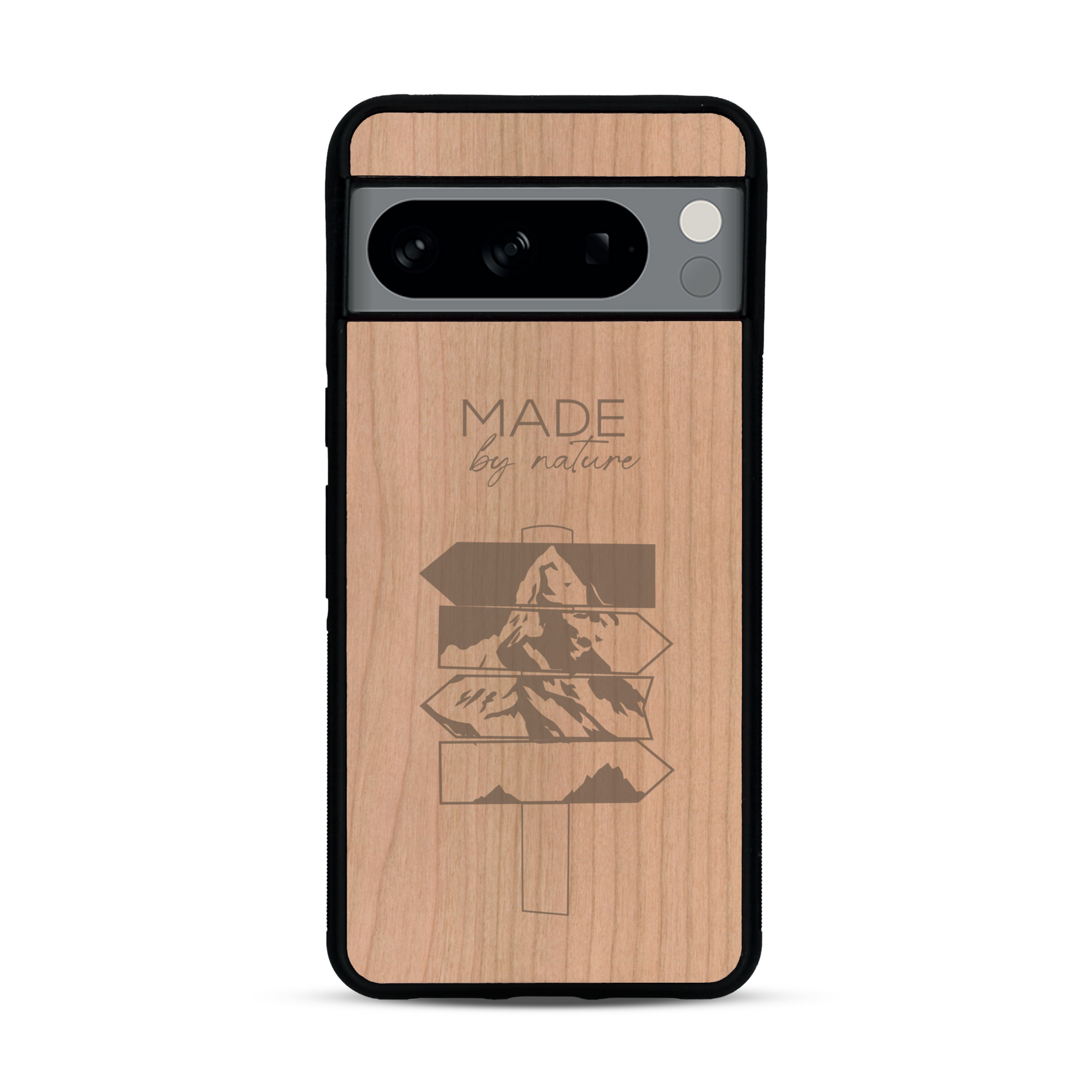 Coque de protection en bois véritable fabriquée en France pour  sur le thème de la nature et des arbres avec une gravure représentant une pomme de pin et la phrase "made by nature"