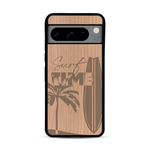 Coque de protection en bois véritable fabriquée en France pour  sur le thème chill avec un motif représentant une silouhette tenant une planche de surf sur une plage entouré de palmiers et les mots "Surf Time Long Beach Miami"