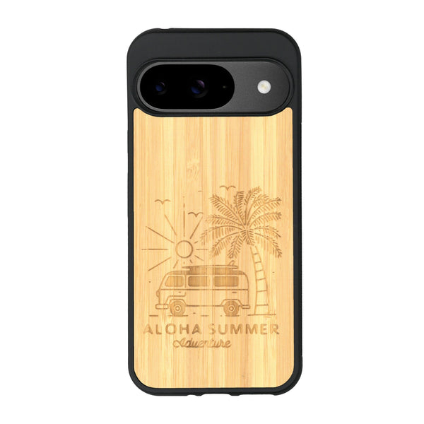 Coque de protection en bois véritable fabriquée en France pour Google Pixel 8pro sur le thème de la plage, de l'été et vanlife.