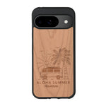 Coque de protection en bois véritable fabriquée en France pour Google Pixel 8pro sur le thème de la plage, de l'été et vanlife.