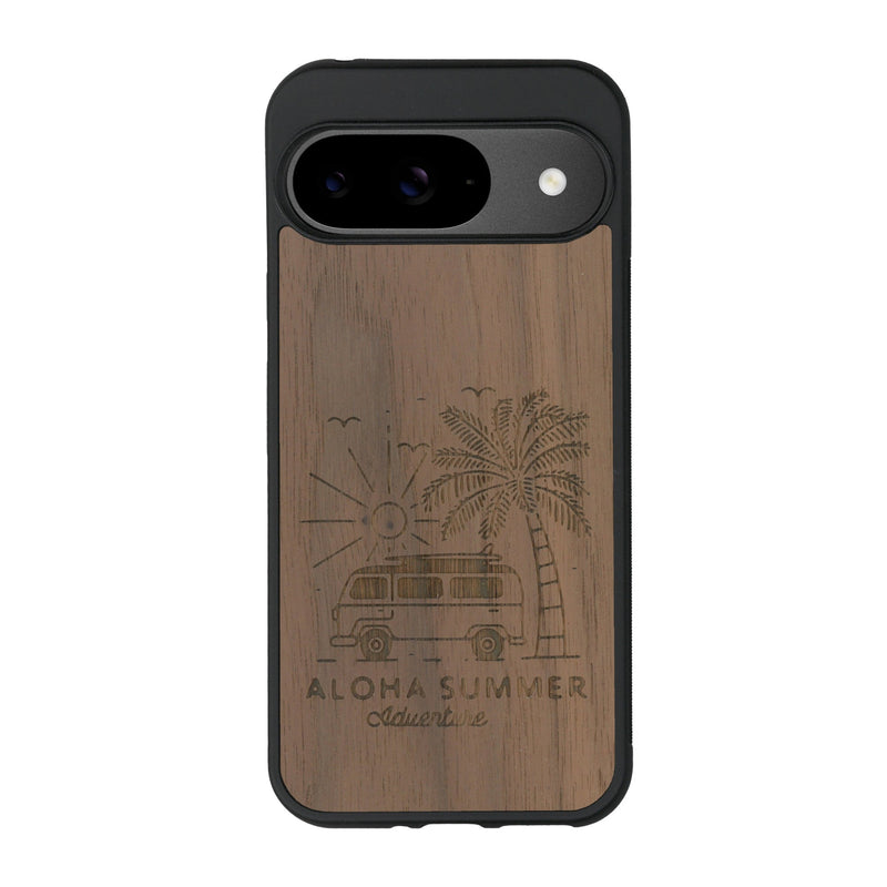 Coque de protection en bois véritable fabriquée en France pour Google Pixel 9 sur le thème de la plage, de l'été et vanlife.