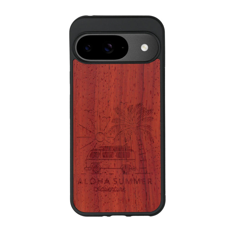 Coque de protection en bois véritable fabriquée en France pour Google Pixel 9 sur le thème de la plage, de l'été et vanlife.