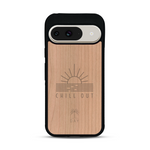 Coque de protection en bois véritable fabriquée en France pour  sur le thème chill avec un motif représentant un couché de soleil sur l'océan et la phrase "Chill out"