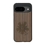 Coque de protection en bois véritable fabriquée en France pour Google Pixel 9 sur le thème des fleurs et de la montagne avec un motif de gravure représentant les pétales d'une fleur des montagnes