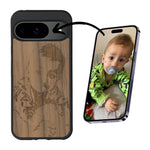 Coque de protection en bois véritable fabriquée en France pour Google Pixel 8pro avec gravure personnalisée à partir d'une photo, d'une image, d'un logo, des initials ou d'une phrase