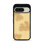 Coque de protection en bois véritable fabriquée en France pour  sur le thème de la nature des arbres avec un motif de gravure représentant des épines de sapin et des pommes de pin