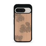 Coque de protection en bois véritable fabriquée en France pour  sur le thème de la nature des arbres avec un motif de gravure représentant des épines de sapin et des pommes de pin