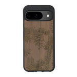 Coque de protection en bois véritable fabriquée en France pour Google Pixel 8pro sur le thème de la nature des arbres avec un motif de gravure représentant des épines de sapin et des pommes de pin