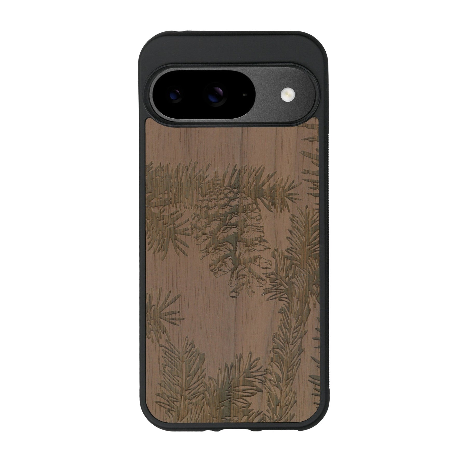 Coque de protection en bois véritable fabriquée en France pour Google Pixel 8pro sur le thème de la nature des arbres avec un motif de gravure représentant des épines de sapin et des pommes de pin