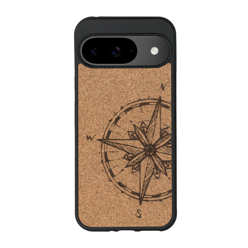 Coque de protection en bois véritable fabriquée en France pour Google Pixel 8pro avec une gravure "rose des vents" sur le thème nautique et de l'océan qui s'inspire des boussoles de pirate