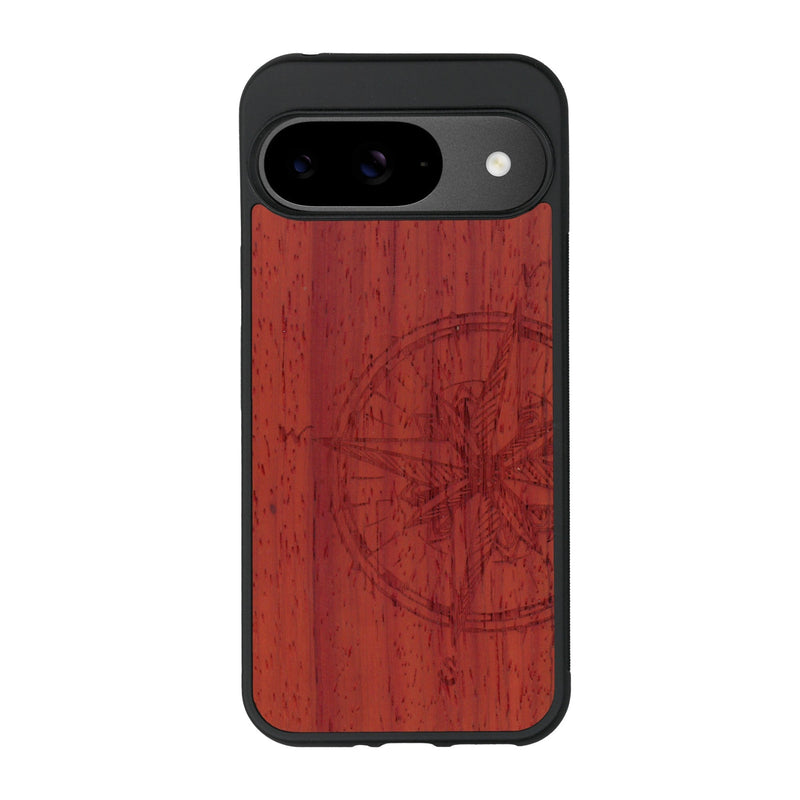 Coque de protection en bois véritable fabriquée en France pour Google Pixel 8pro avec une gravure "rose des vents" sur le thème nautique et de l'océan qui s'inspire des boussoles de pirate