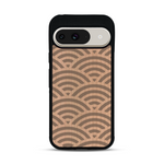 Coque de protection en bois véritable fabriquée en France pour  baptisée "La Sinjak" avec un motif de gravure abstrait représentant la répétition d'un symbole wifi