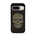 Coque de protection en bois véritable fabriquée en France pour  alliant du chêne fumé avec du métal argenté et doré représentant une tête de mort mexicaine sur le thème Dia de los Muertos