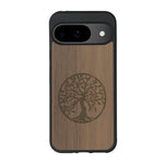Coque de protection en bois véritable fabriquée en France pour Google Pixel 8A sur le thème de la spiritualité et du yoga avec une gravure zen représentant un arbre de vie
