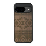 Coque de protection en bois véritable fabriquée en France pour Google Pixel 8A avec des motifs géométriques s'inspirant des temples aztèques, mayas et incas
