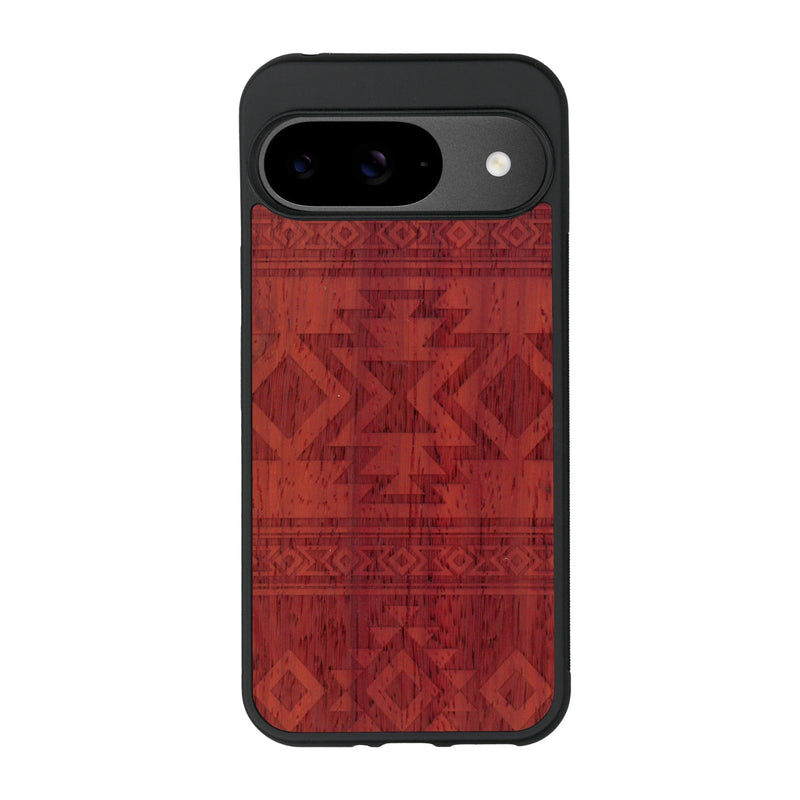 Coque de protection en bois véritable fabriquée en France pour Google Pixel 8A avec des motifs géométriques s'inspirant des temples aztèques, mayas et incas