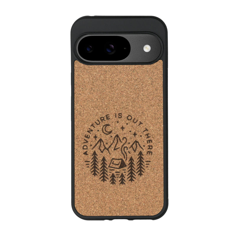 Coque de protection en bois véritable fabriquée en France pour Google Pixel 9 sur le thème du camping en pleine nature et du bivouac avec la phrase "Aventure is out there"