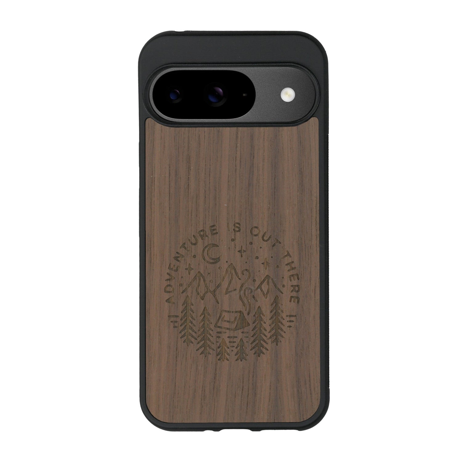 Coque de protection en bois véritable fabriquée en France pour Google Pixel 9 sur le thème du camping en pleine nature et du bivouac avec la phrase "Aventure is out there"