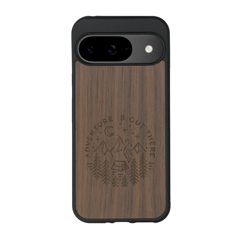 Coque de protection en bois véritable fabriquée en France pour Google Pixel 9 sur le thème du camping en pleine nature et du bivouac avec la phrase "Aventure is out there"