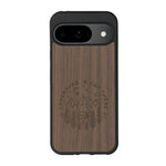Coque de protection en bois véritable fabriquée en France pour Google Pixel 8pro sur le thème du camping en pleine nature et du bivouac avec la phrase "Aventure is out there"